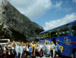 2002 Südtirol (6) Gruppenbild auf dem Falzarego, dahinter der Hexenstein
