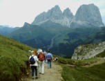 2002 Südtirol (9) Bindelweg mit Langkofelgruppe