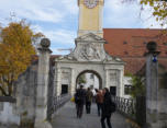 19.10.2013 Städtetour nach Ingolstadt -  Am Eingang zum Schloss